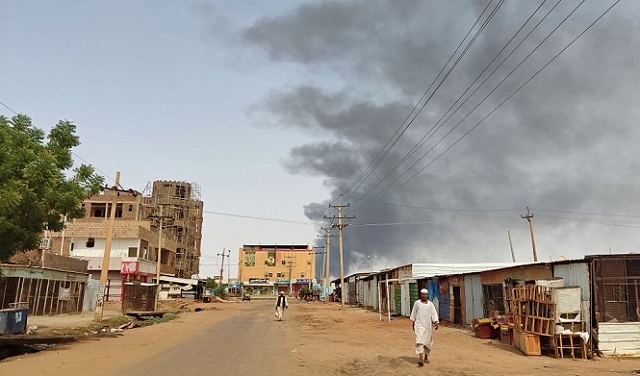 السودان: تواصل المعارك وتظاهرات في الخرطوم