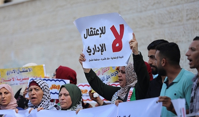 4 معتقلين إداريين من الخليل يواصلون إضرابهم عن الطعام