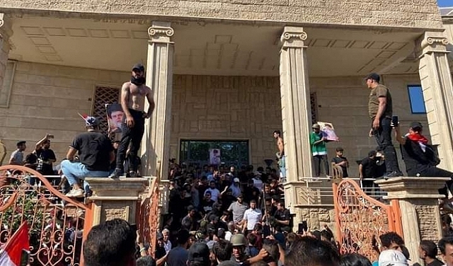 بغداد: متظاهرون يقتحمون السفارة السويدية احتجاجًا على إحراق القرآن