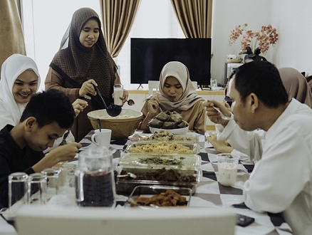 أهمية وجبات العشاء العائلية: الفوائد والنصائح