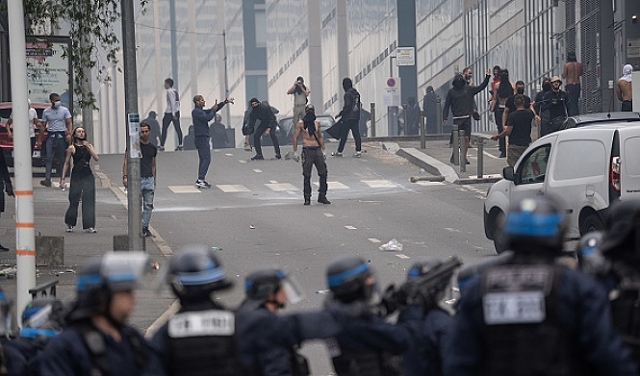 متظاهرون يشتبكون مع الشرطة بمدن فرنسية واعتقال 719 شخصا
