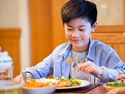 تشجيع عادات الأكل الصحية عند الأطفال: نصائح لتربية أطفال يتغذون