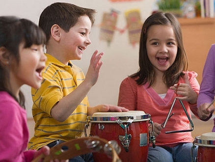 فوائد التربية الموسيقية للأطفال: تعزيز المهارات المعرفية والعاطفية