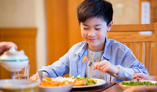 تشجيع عادات الأكل الصحية عند الأطفال: نصائح لتربية أطفال يتغذون