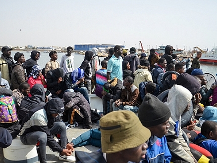 المئات من طالبي اللجوء الأفارقة عالقون على الحدود التونسية الليبية