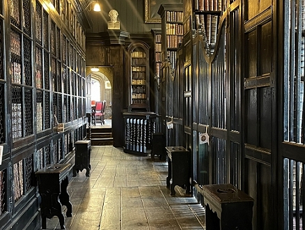 مكتبة "شيثام" بمانشستر.. أكثر من 120 ألف مخطوطة تاريخية