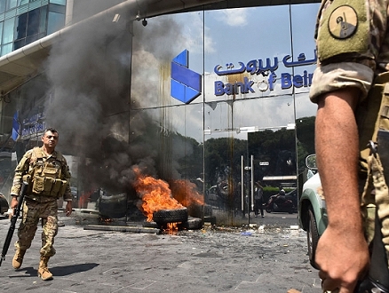 مودع يقتحم مصرفا في بيروت ويحتجز مدير الفرع رهينة