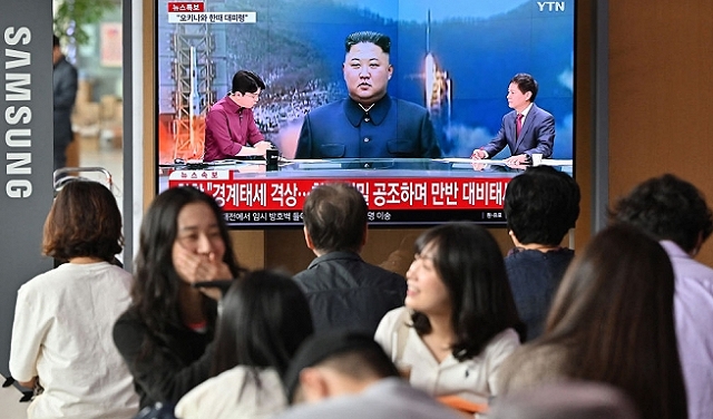 تكهنات حول مصدر هاتف زعيم كوريا الشمالية كيم جونغ أون القابل للطيّ
