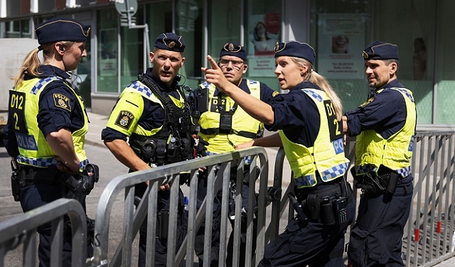 الاتحاد الإسلامي السويدي يدين سماح الشرطة بحرق التوراة والإنجيل