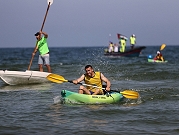 فلسطينيون يمارسون رياضة التجديف على شاطئ بحر غزة