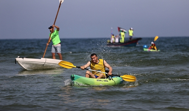فلسطينيون يمارسون رياضة التجديف على شاطئ بحر غزة