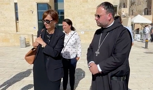 العنصرية الإسرائيلية ضد الوجود المسيحي: مطالبة راهب بإخفاء صليبه في القدس