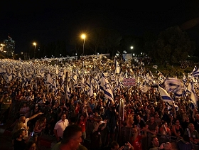 احتجاجات ضخمة في القدس وتل أبيب.. الائتلاف الحكومي يعتزم مواصلة التشريعات