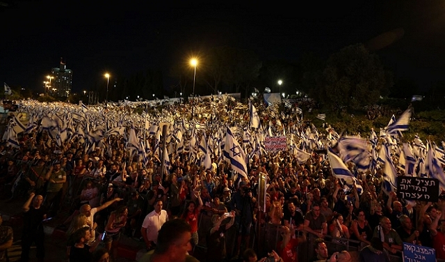 احتجاجات ضخمة في القدس وتل أبيب.. الائتلاف الحكومي يعتزم مواصلة التشريعات