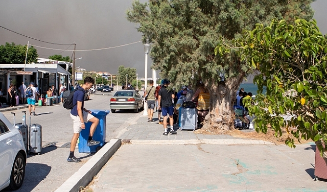 اليونان: إجلاء 30 ألف شخص إثر الحرائق في جزيرة رودس