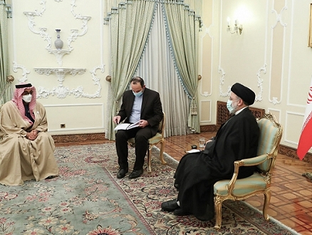 مكالمة بين وزيري خارجية إيران والإمارات لـ"تعزيز العلاقات الثنائية"
