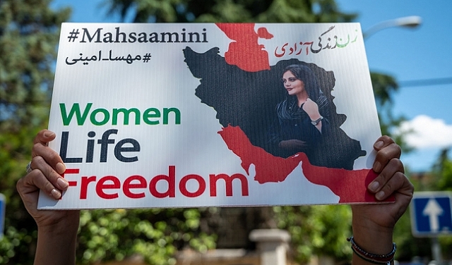 حظر مهرجان سينمائيّ في إيران بسبب ملصق لممثلة من دون حجاب