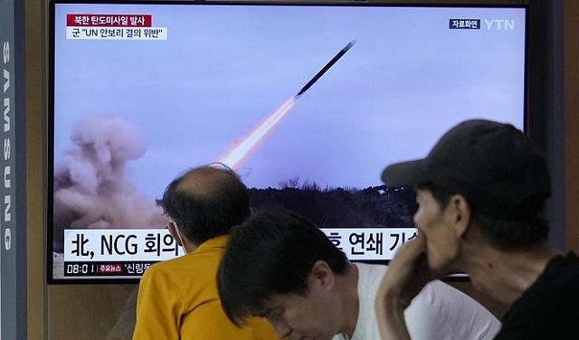  وصول غواصة أميركية ثانية للمنطقة: كوريا الشمالية تطلق صاروخين باليستيين
