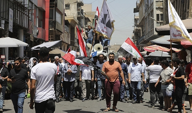 عراقيون يتظاهرون احتجاجا على تدهور الدينار بعد عقوبات أميركية