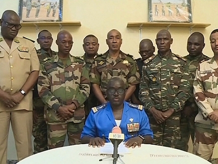 عسكريون يعلنون إطاحة نظام الرئيس النيجري