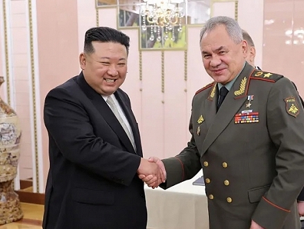وزير الدفاع الروسي يلتقي كيم جونغ أون ويسلمه رسالة من بوتين