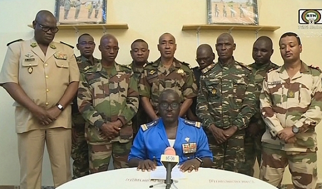 عسكريون يعلنون إطاحة نظام الرئيس النيجري  