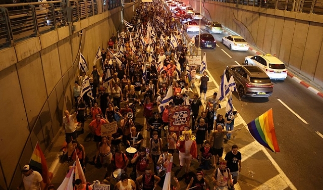 احتجاجا على إضعاف القضاء: آلاف المتظاهرين في تل أبيب ومواقع أخرى