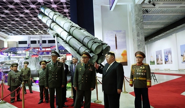 كيم يشرف على عرض عسكري ضم مسيّرات جديدة وصواريخ عابرة للقارات