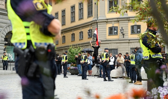 رغم الإدانات الدوليّة: إحراق القرآن مجددا في ستوكهولم بمصادقة الشرطة السويدية