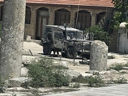 مستوطنون يسيجون أراض بالأغوار والاحتلال يقتحم الموقع الأثري بسبسطية