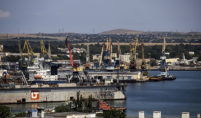 روسيا تصد هجوما على أسطولها بالقرم وكييف تحبط تسللا عبر حدودها