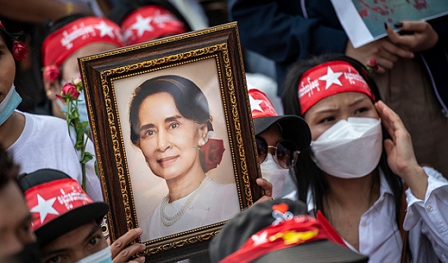 الزعيمة البورمية أونغ سان سو تشي تمنح عفوا  