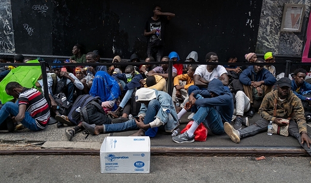 النوم في العراء: عشرات المهاجرين يفترشون شوارع نيويورك