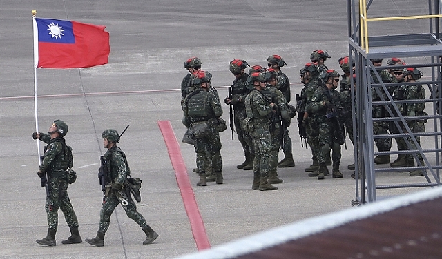 تايوان: اعتقال ضابط بالجيش للاشتباه في تسريبه أسرارا عسكرية للصين