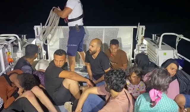 إنقاذ 64 مهاجرا وضبط 16 في بحر إيجة