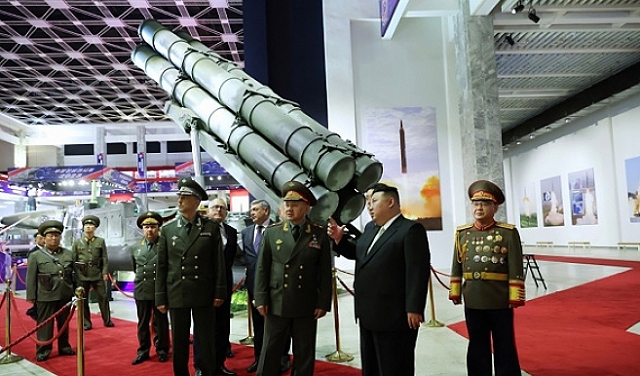 زعيم كوريا الشمالية يتفقد مصانع أسلحة ويأمر بمضاعفة إنتاج الصواريخ والمسيرات 