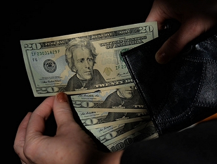 الدولار "يكافح" للحفاظ على قيمته مع اقتراب نشر بيانات التضخم