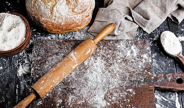 أساسيات الخبز للمبتدئين: تقنيات ووصفات أساسية للحلويات محلية الصنع
