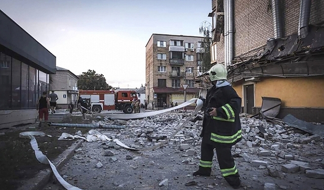 عشرات القتلى والجرحى بقصف روسي استهدف مبنى بشرق أوكرانيا