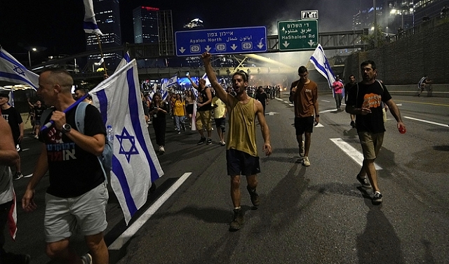 آلاف الإسرائيليين يتظاهرون في تل أبيب ضد خطة إضعاف القضاء