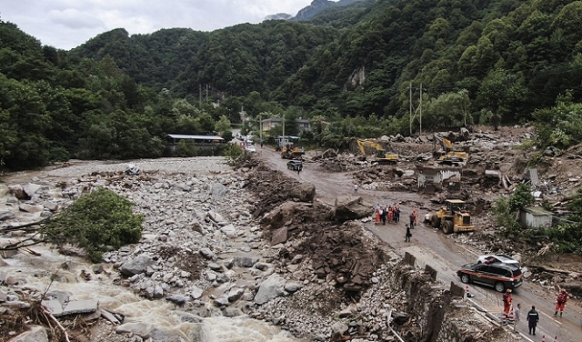الصين: إجلاء عشرات الآلاف والبحث عن ضحايا انهيارات