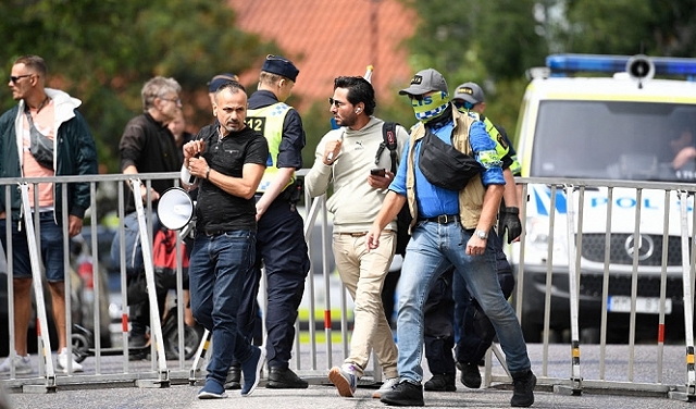 السويد: حارق القرآن يرتكب فعلته مجددا بحماية الشرطة