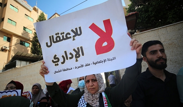4 أسرى إداريين يعلقون إضرابهم بعد وعودات بتحديد مدة اعتقالهم