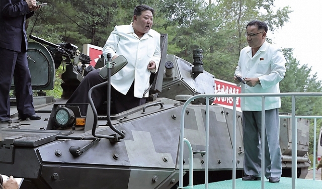الزعيم الكوري الشمالي يتفقد مصانع الأسلحة ويدعو لتعزيز إنتاج الصواريخ 
