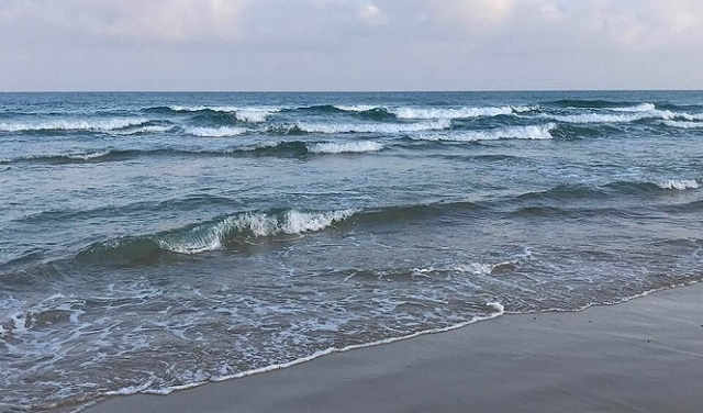 رفع التحذير عن السباحة في أحد شواطئ حيفا