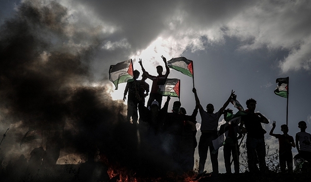 الاحتلال يقمع المتظاهرين بغزة: إصابة شخص بالرصاص الحيّ وآخرين أحدهم صحافيّ بالاختناق 