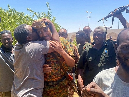 السودان: ظهور نادر للبرهان وسط جنود ومدنيين بأم درمان