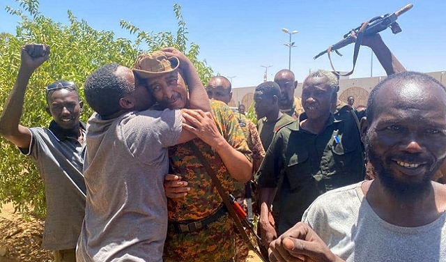 السودان: ظهور نادر للبرهان وسط جنود ومدنيين بأم درمان