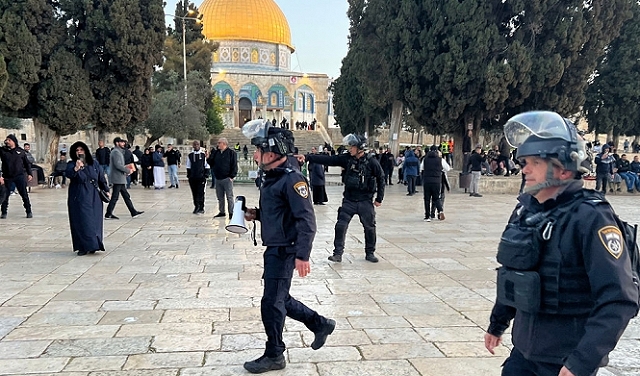 القدس: إصابات في اعتداء للاحتلال على مصلين في الأقصى
