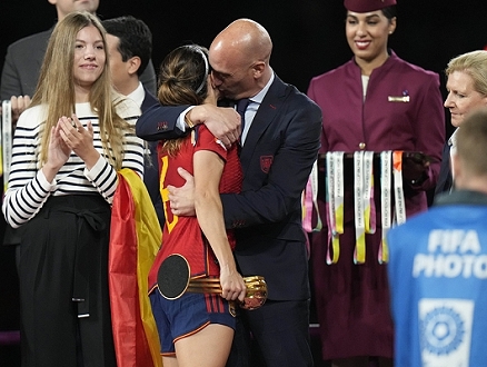 "فيفا" يوقف رئيس الاتحاد الإسباني بعد فضيحة القبلة